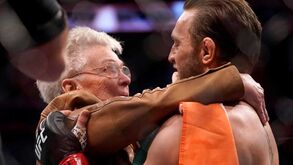 UFC: Após vencer de forma estrondosa, McGregor foi abraçar... a avó do adversário
