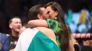 O combate de McGregor em imagens: de Tom Brady ao abraço da avó de Cerrone, sem esquecer o beijo à mulher