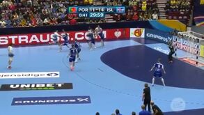 'Ultras' do Hammarby entram em campo na final da Taça da Suécia e tentam atingir adeptos do Malmö com tochas