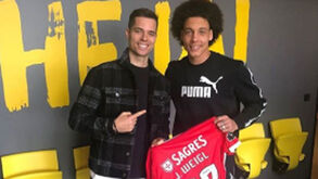 Weigl viaja para a Alemanha e dá camisola do Benfica a Witsel