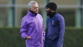 Momento tenso no Tottenham: Danny Rose fica fora da convocatória e confronta Mourinho