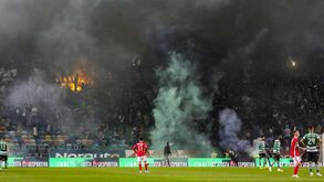 Caos a abrir a 2.ª parte do Sporting-Benfica: tochas no relvado, incêndio junto ao fosso e jogo interrompido