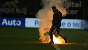 Lançamento de tochas provoca paragem no V. Guimarães-FC Porto