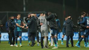 Diogo Costa confortado por colegas e Conceição após lance final diante do V. Guimarães