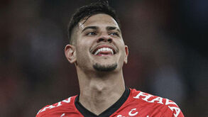 Transferência de Bruno Guimarães para a Europa pode meter a FIFA ao barulho