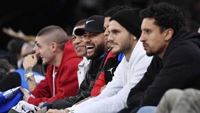 Craques do Paris Saint-Germain assistem a jogo da NBA com... uma 'hyndia' à solta