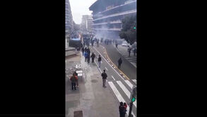 Imagens impressionantes: a batalha campal entre adeptos a poucas horas do Valencia-Barcelona