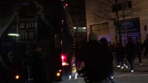 Autocarro do FC Porto 'apertado' por adeptos em fúria à chegada ao Dragão