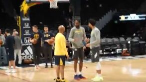 Jogadores incrédulos e adeptos em silêncio: o momento em que, durante um jogo da NBA, se soube da morte de Kobe