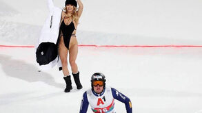 Esquiador italiano pensava que aplausos eram para si... até reparar em Kinsey Wolanski