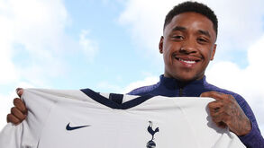 Steven Bergwijn assina pelo Tottenham até 2025