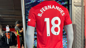 Manchester United já colocou camisolas e cachecóis de Bruno Fernandes à venda: veja os preços