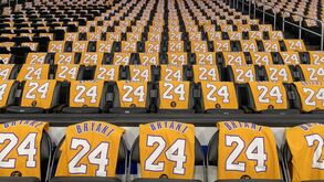 Lakers oferecem camisola de Kobe Bryant aos adeptos presentes no jogo com Portland