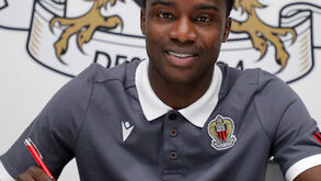 Nice contrata Moussa Wagué ao Barcelona por empréstimo com opção de compra