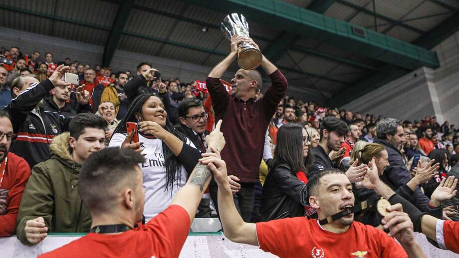 A festa do Benfica após vencer o Sporting e conquistar a Taça da Liga de futsal