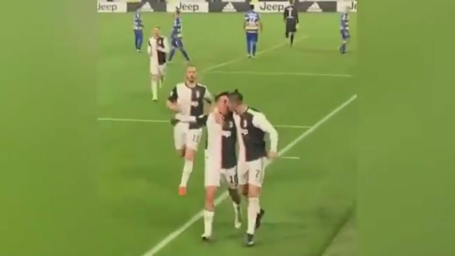 Momento caricato após bisar frente ao Parma 