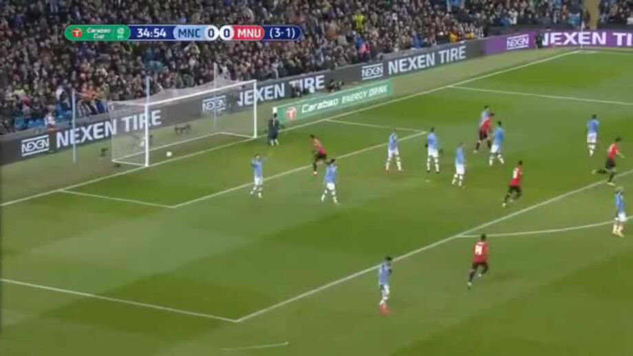 Remate forte do médio sérvio no dérbi de Manchester 