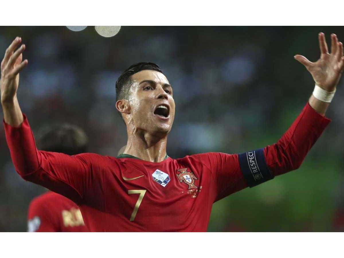 Cristiano Ronaldo heads the ball during the World Football Challenge game –  Stock Editorial Photo © photoworksmedia #18766571