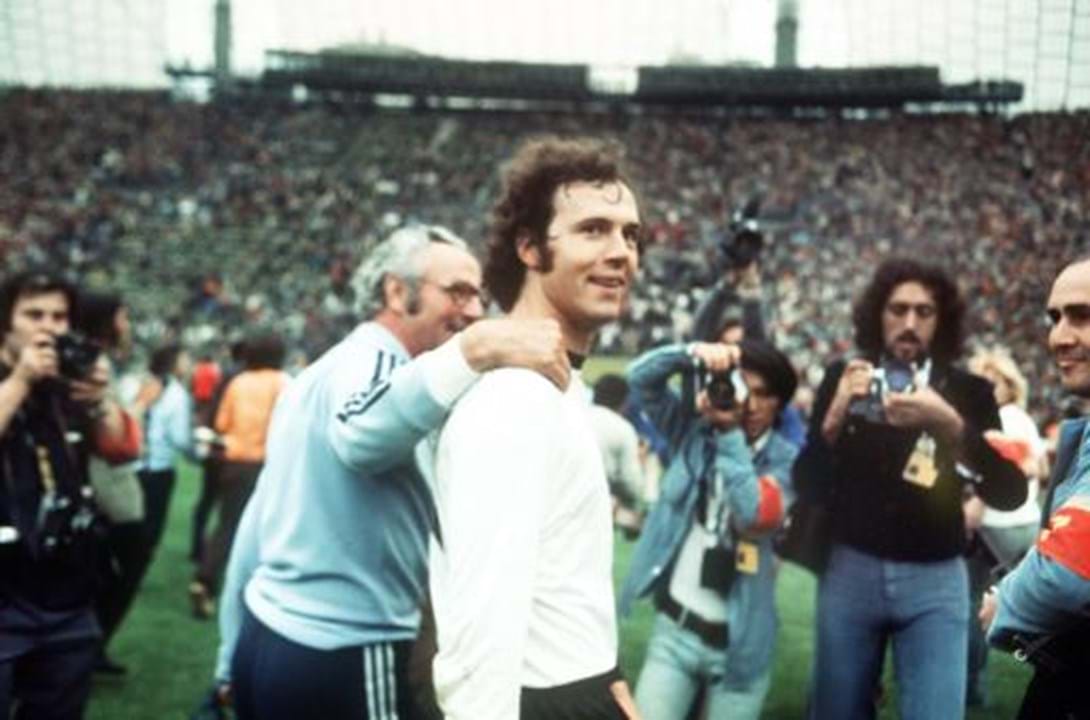 Franz Beckenbauer - Faz parte da geração de ouro do futebol alemão, que foi coroada com o título Mundial em 1974. Beckenbauer conquistou três Taças dos Campeões Europeus, quatro títulos alemães, quatro Taças da Alemanha, uma Taça das Taças e um Mundial de Clubes ao serviço do Bayern Munique. Foi ainda coroado o Melhor Jogador do Mundo por duas vezes, em 1972 e 1976. Em 1980, com 35 anos o defesa alemão representava os norte-americanos do New York Cosmos, clube pelo qual foi campeão em três temporadas, em 1976/77, 1977/78 e 1979/80.