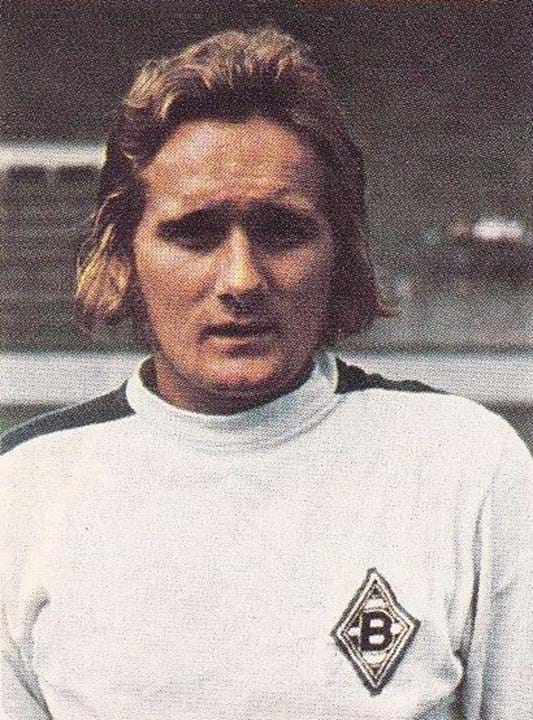 Allan Simonsen - Visto como um dos melhores de sempre do futebol dinamarquês, Allan Simonsen conquistou a Bola de Ouro em 1977, quando estava ao serviço dos alemães do Borussia M'Gladbach, emblema onde conquistou três títulos nacionais, uma Taça da Alemanha e duas Taças UEFA. Em 1988, já com 35 anos, representava os dinamarqueses do Vajle BK. Encerrou a carreira no ano seguinte.