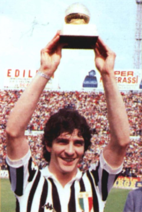 Paolo Rossi - Com uma carreira profissional relativamente curta - retirou-se aos 31 anos -, este avançado italiano deu cartas na Juventus, clube onde conquistou uma Taça dos Campeões Europeus, uma Supertaça Europeia, dois campeonatos e ainda uma Taça de Itália. Em 1982 foi coroado com a conquista da Bola de Ouro.