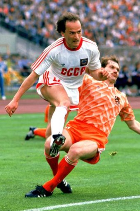 Igor Belanov - Destacou-se no Dínamo Kiev, com 54 golos em 158 jogos realizados, tendo conquistado a Bola de Ouro em 1986, sendo o terceiro soviético a alcançar o feito. Em 1995, com 35 anos, jogava pelo Eintracht Braunschweig, da segunda divisão alemã. Retirou-se dos relvados em 1997, após uma temporada nos ucranianos dos Metalurh Mariupol.