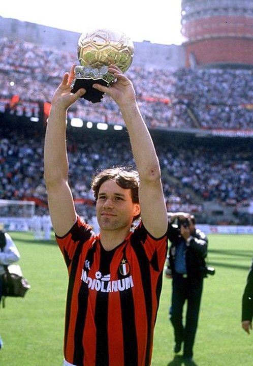 Marco van Basten - O segundo holandês a conquistar três Bolas de Ouro, em 1988, 1989 e 1992 - este último ano ficou ainda marcado pela conquista do Prémio de Melhor Jogador do Mundo pela FIFA, o segundo a conquistar a distinção, depois de Lothar Matthaus, em 1991. Em 1995, ao serviço do AC Milan, com 31 anos, colocou o fim à carreira.