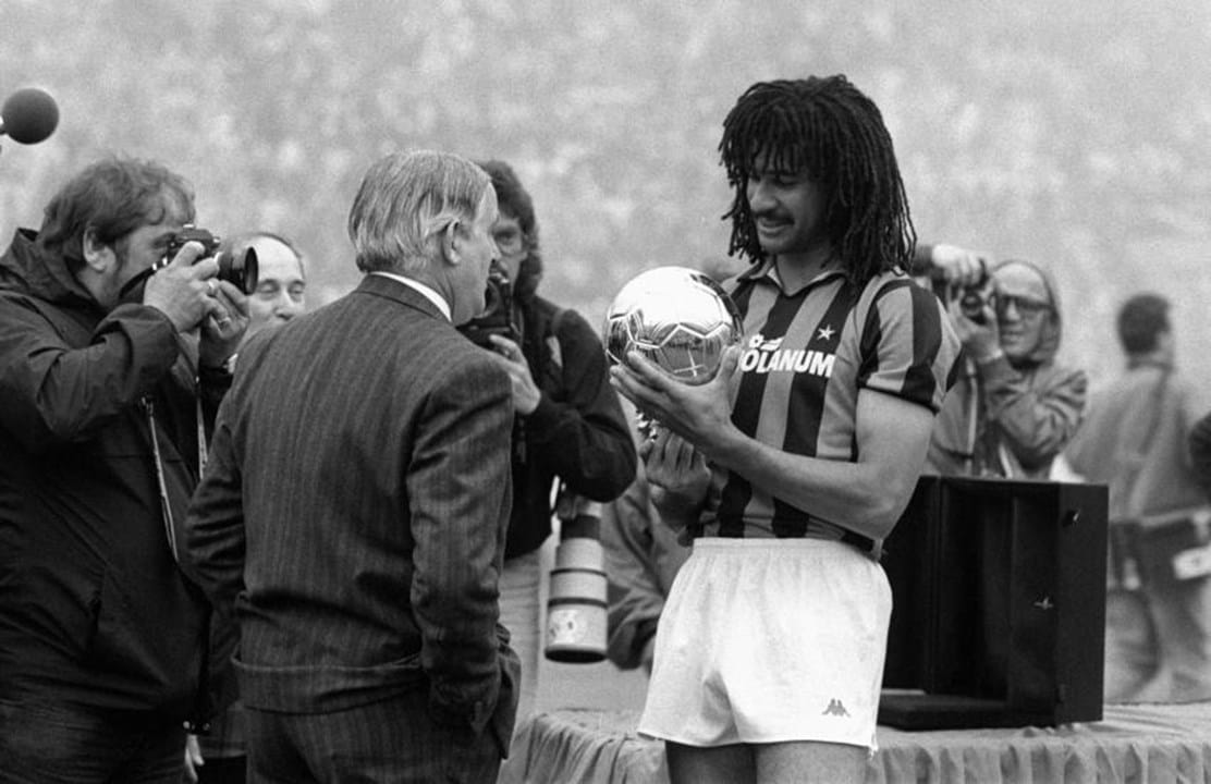 Ruud Gullit - Um dos rostos mais conhecidos do futebol mundial, não só pelas conquistas ao longo da carreira, mas também pela sua enorme 'cabeleira'. Ruud Gullit conquistou a Bola de Ouo em 1987, ao serviço dos holandeses do PSV Eindhoven. Pendurou as chuteiras aos 36 anos, depois de três temporadas ao serviço do Chelsea.