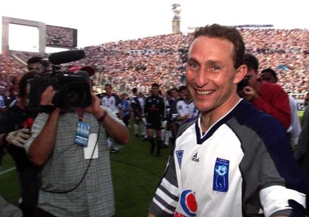 Jean-Pierre Papin - Figura incontornável do Marselha e do futebol francês, Jean-Pierre Papin conquistou a Bola de Ouro em 1991, no mesmo ano em que foi o melhor marcador do campeonato francês. Aos 35 anos de idade, representava o Guingamp.