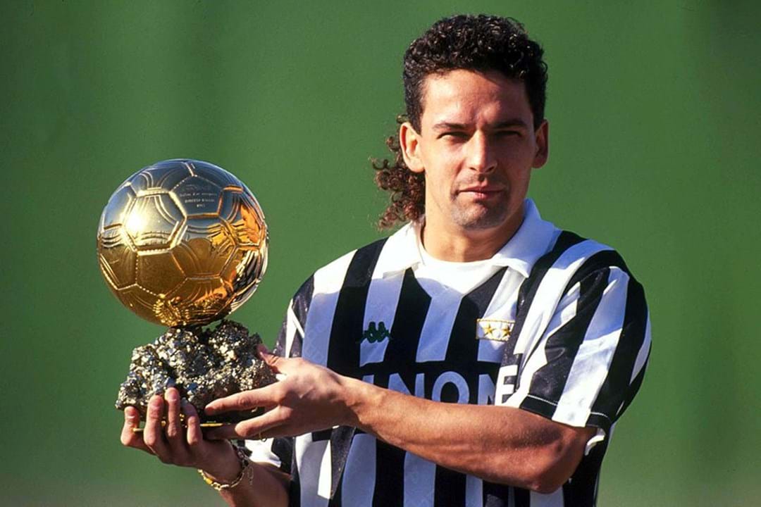 Roberto Baggio - O ano de 1993 não irá, certamente, sair da memória deste antigo internacional italiano. Ao serviço da Juventus, clube pelo qual conquistou uma Taça UEFA e um campeonato italiano, Roberto Baggio recebeu a Bola de Ouro e tornou-se no terceiro futebolista a ser coroado o Melhor Jogador do Mundo pela FIFA. Aos 35 anos de idade, jogava no Brescia. Dois anos depois colocou um fim à carreira profissional.