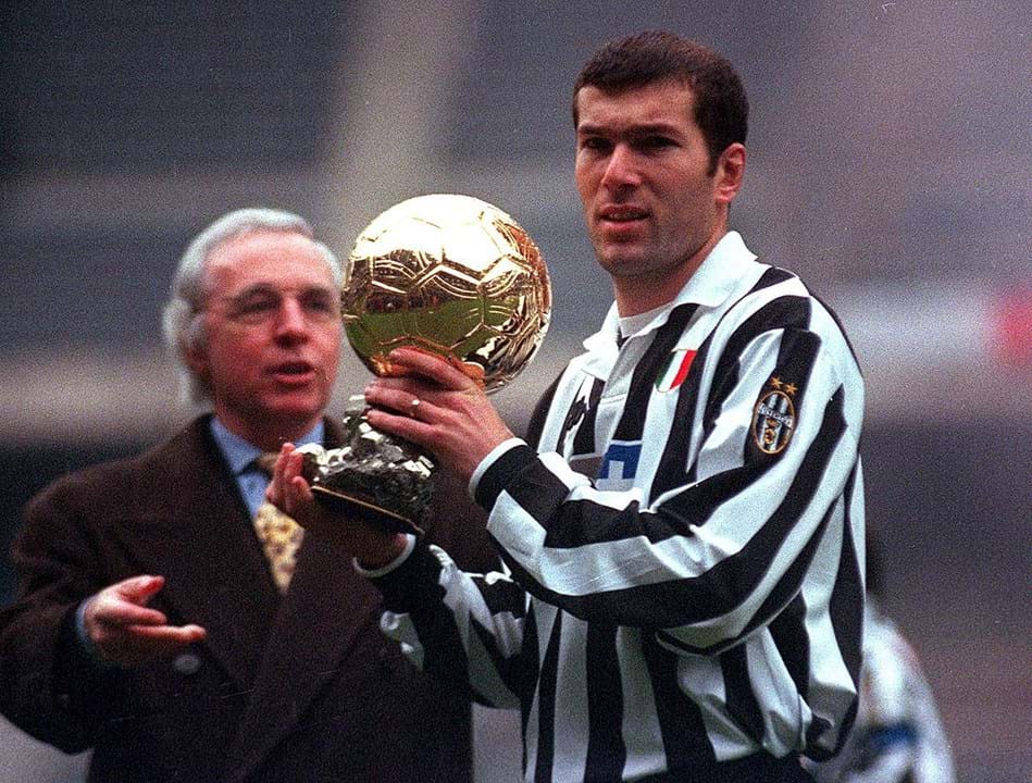 Zinédine Zidane - Atualemente é treinador do Real Madrid, clube pelo qual conquistou, enquanto jogador, uma Liga dos Campeões, uma Supertaça Europeia, um Mundial de Clubes, um campeonato e ainda uma Supertaça de Espanha. Em 1998 conquistou o Mundial ao serviço da França e foi ainda coroado com a Bola de Ouro, pela Juventus, e Melhor Jogador do Mundo pela FIFA - venceu ainda em 2000 (Juventus) e em 2003 (Real Madrid). Retirou-se dos relvados aos 32 anos.