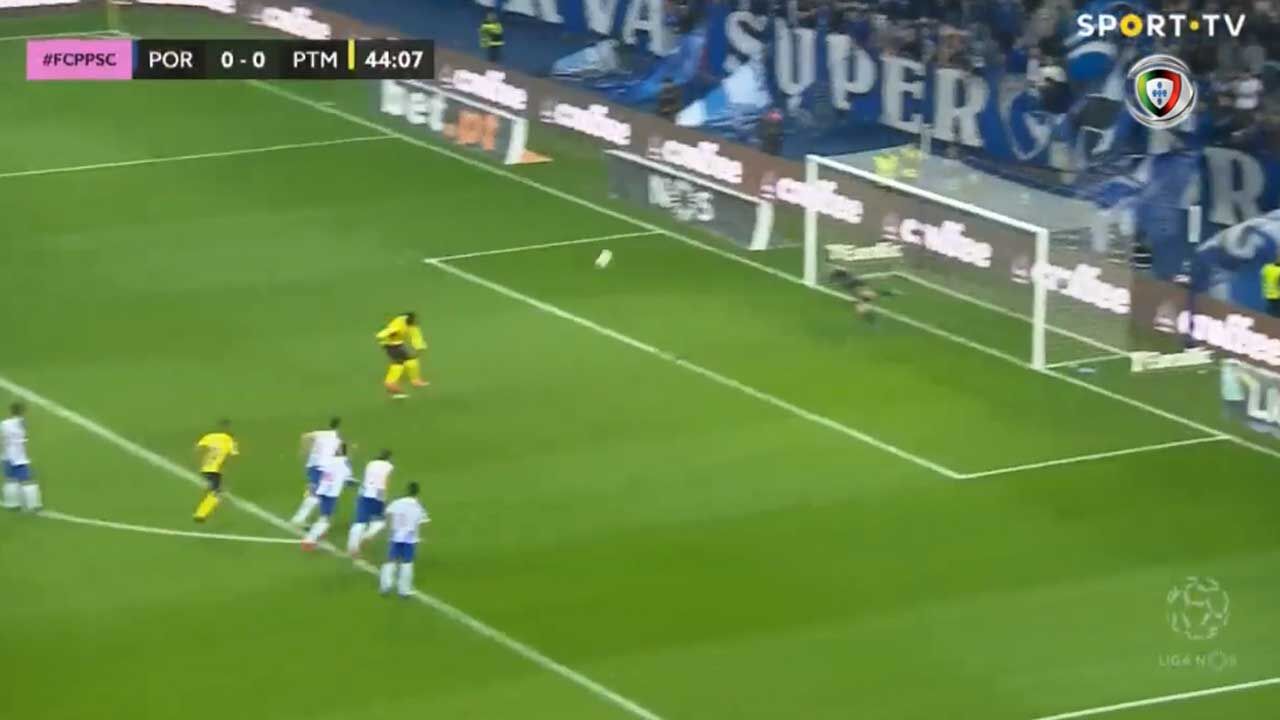 Depois de falhanço à beira da baliza, Jackson Martínez atirou penálti para  as nuvens no Dragão - FC Porto - Jornal Record