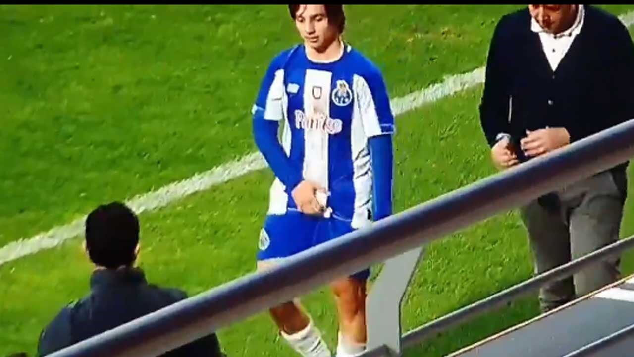 Filho De Sergio Conceicao Reage A Provocacoes Com Gesto Obsceno No Benfica Fc Porto Em Juniores Juniores Jornal Record