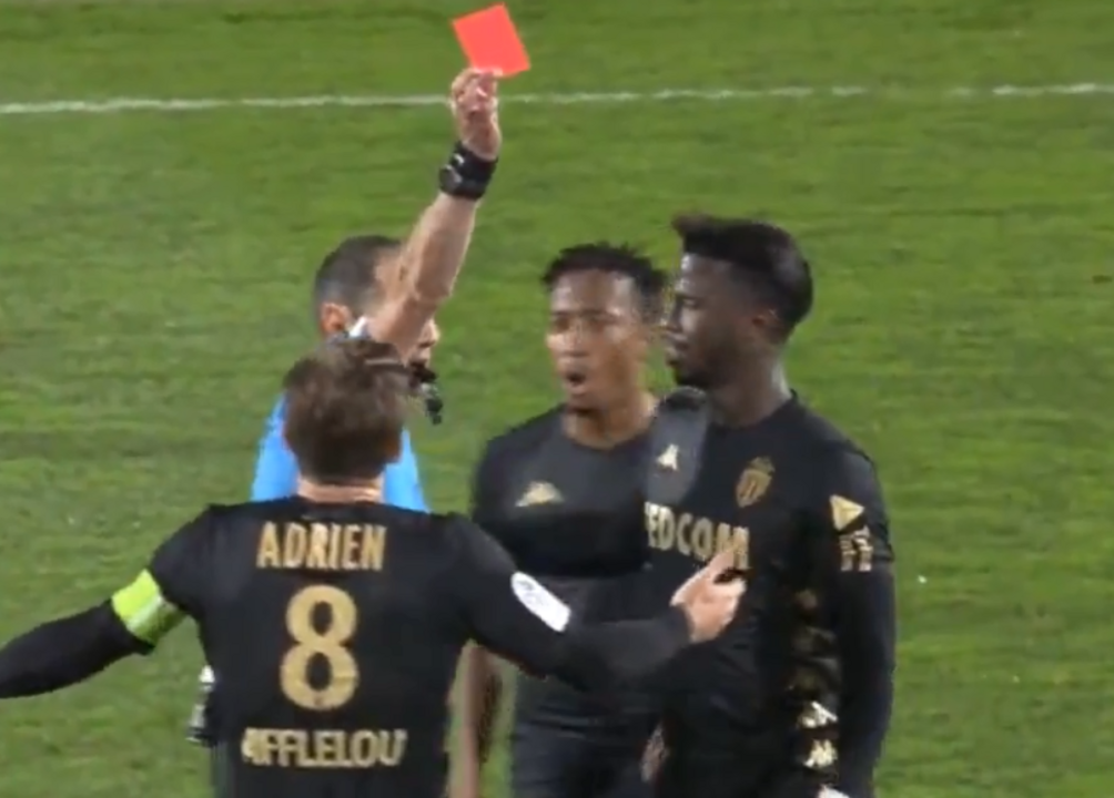 Gelson Martins perde a cabeça durante jogo da Liga em França e empurra árbitro