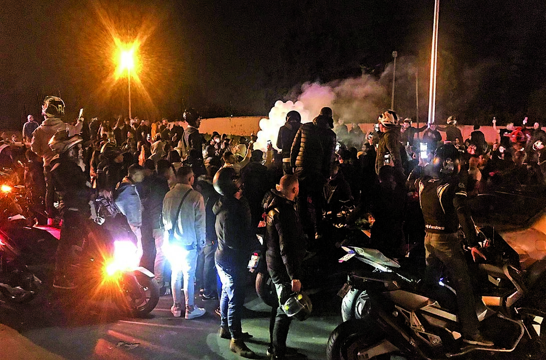 Cerca de 500 pessoas cortaram a Segunda Circular, em Lisboa, em homenagem aos três mortos do acidente de sexta-feira