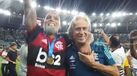 Um Gabigol que parecia ter mais 30 anos em cima não largava Jorge Jesus nos festejos