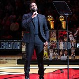 Dwyane Wade vê a camisola 3 imortalizada nos Miami Heat
