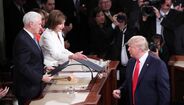 Nancy Pelosi rasga discurso de Donald Trump após Estado da União
