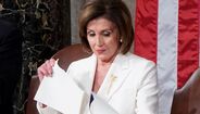 Nancy Pelosi rasga discurso de Donald Trump após Estado da União