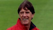 Cesare Maldini - Nunca se pensou que o sobrenome Maldini ficasse tão conhecido na história do futebol mundial, a verdade é que ficou... e perdura ainda até aos dias de hoje. Cesare Maldini representou clubes como o Triestina de onde saiu para ingressar no AC Milan. Ao serviço dos rossoneri, foram mais de 12 anos de serviço, paixão e comprometimento, tendo apenas saído no último ano da sua carreira profissional para o Torino. A conduta de profissionalismo do antigo internacional italiano - por 14 ocasiões -, que infelizmente já faleceu, levou a que o seu filho, Paolo Maldini seguisse os seus passos.