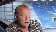 Arnór Gudjohnsen - Quando um pequeno jovem de Reykjavík, capital da Islândia, surgiu no Vikingur, poucos diziam que se estaria prestes a ver o início de uma era brilhante do futebol islandês. A verdade é que aconteceu. Com 17 anos, Arnór Gudjohnsen partiu para a Bélgica, para representar o KSC Lokeren e em apenas cinco anos chegou ao 'poderoso' Anderlecht, clube pelo qual mais se evidenciou. Na seleção islandesa foram 73 jogos e 14 golos, sendo que um desses encontros ficará para sempre na memória deste ex-internacional. No dia 24 de julho de 1996, no encontro entre a Estónia e a Islândia, Arnór Gudjohnsen foi substituído à passagem do minuto 62 pelo seu filho, Eidur Gudjohnsen, e ambos entravam na história do futebol mundial, celebrando a primeira vez que um pai e filho jogavam o meu encontro pela seleção do seu país.