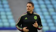 Javier Hernández 'Chicharito' - Tal como o seu antecessor, Chicharito Hernández iniciou a sua carreira no México, desta feita, no Guadalajara, tendo posteriormente representado o Chivas, de onde saiu para o Manchester United e entrou para a história do futebol mundial. Pelos red devils, Chicharito completou um total de 157 partidas, tendo apontado 59 golos e 20 assistências. Real Madrid, Bayer Leverkusen, West Ham, Sevilha e, mais recentemente, os LA Galaxy são outros dos emblemas que constam na sua longa carreira de sucesso. Atualmente, Chicharito é o melhor marcador da história da seleção do México, com 52 golos apontados em 109 internacionalizações.