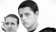 Javier Hernández (pai) - Javier Hernández, pai de 'Chicharito' Hernández foi um jogador mexicano com pouco renome no seu país. Durante a sua carreira, Javier representou clubes como o Estudiantes, UAG Tecos, Puebla e ainda o Morelia, antes de ter concluído a sua carreira em 1999. Pela seleção do México, Javier Hernández realizou 28 encontros, tendo apontado quatro golos.