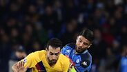 Busquets viu amarelo no Nápoles-Barcelona e não jogará a 2.º mão dos oitavos de final.