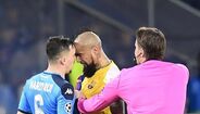 Arturo Vidal foi expulso no Nápoles-Barcelona, também não jogará a 2.ª mão dos 'oitavos'