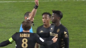 Gelson Martins perde a cabeça durante jogo e empurra árbitro duas vezes: veja as imagens