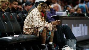 Lil Wayne lança novo álbum com dupla dedicatória a Kobe Bryant