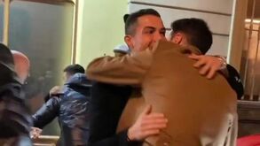 Cristiano Ronaldo emocionado com surpresa no aniversário: «Não esperava ver este pessoal»