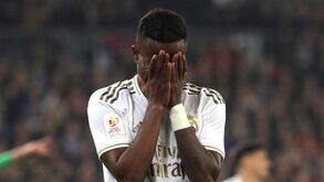 Jogadores do Real Madrid envergonhados e de mãos na cabeça após 'banho' da Real Sociedad