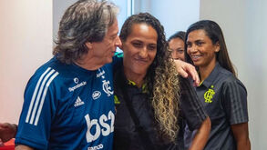 Jesus entre as mulheres: treinador conheceu equipa feminina do Flamengo